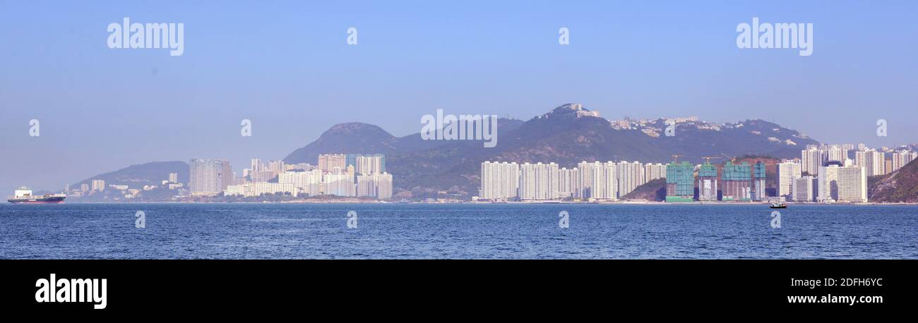 Una vista dell'isola di Hong Kong da Sok Kwu WAN sull'isola di Lamma. Foto Stock