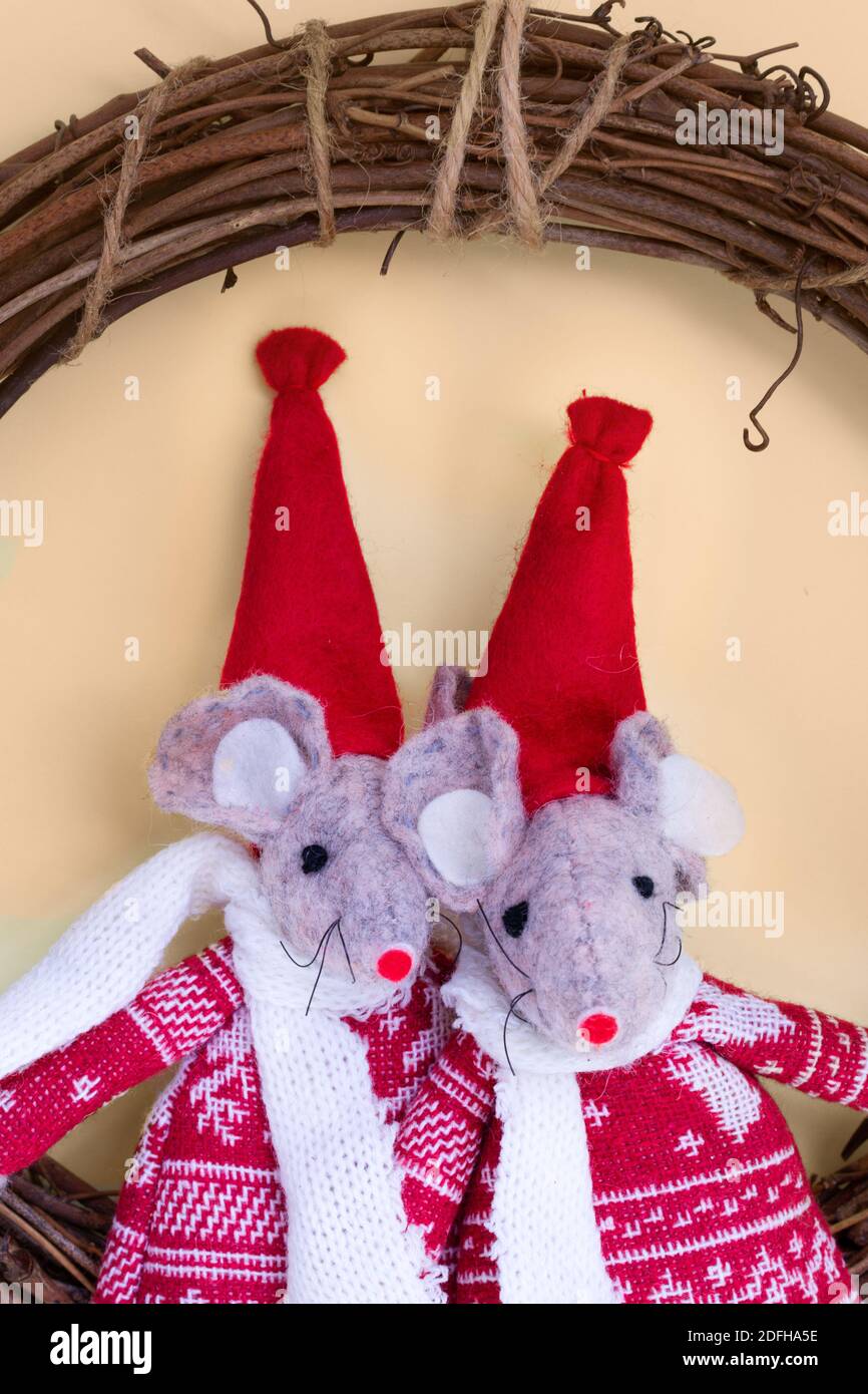 Due topi oscillanti su una decorazione vintage wreath.cute di Natale per la festa di Natale. Foto Stock