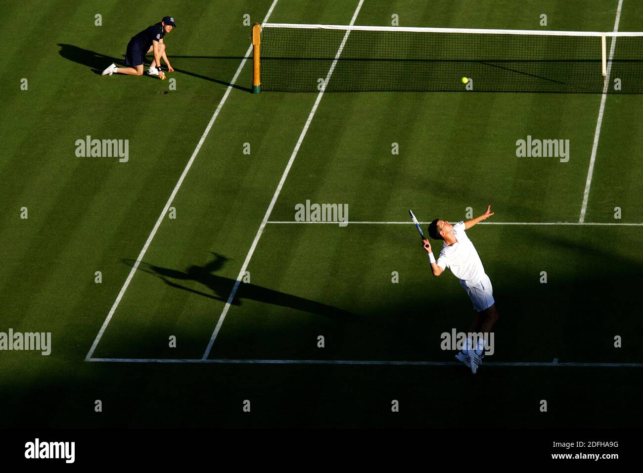 Tim Henman di Gran Bretagna servendo a Carlos Moya di Spagna durante la loro seconda partita sul Centre Court a Wimbledon nel 2007. Foto Stock