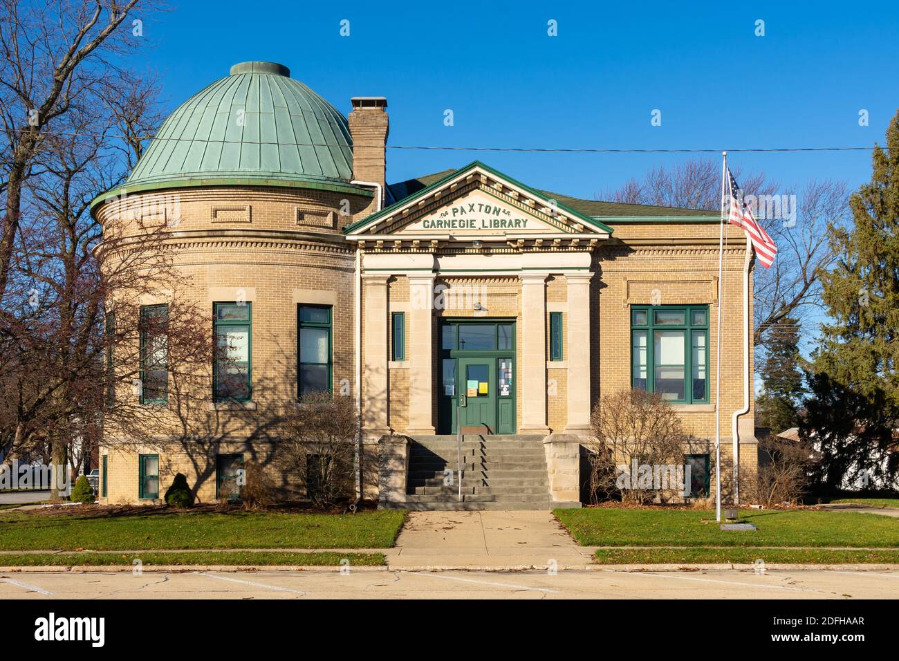 Paxton, Illinois / Stati Uniti - 28 novembre 2020: La storica Paxton Carnegie Public Library edificio nella luce del mattino. Foto Stock