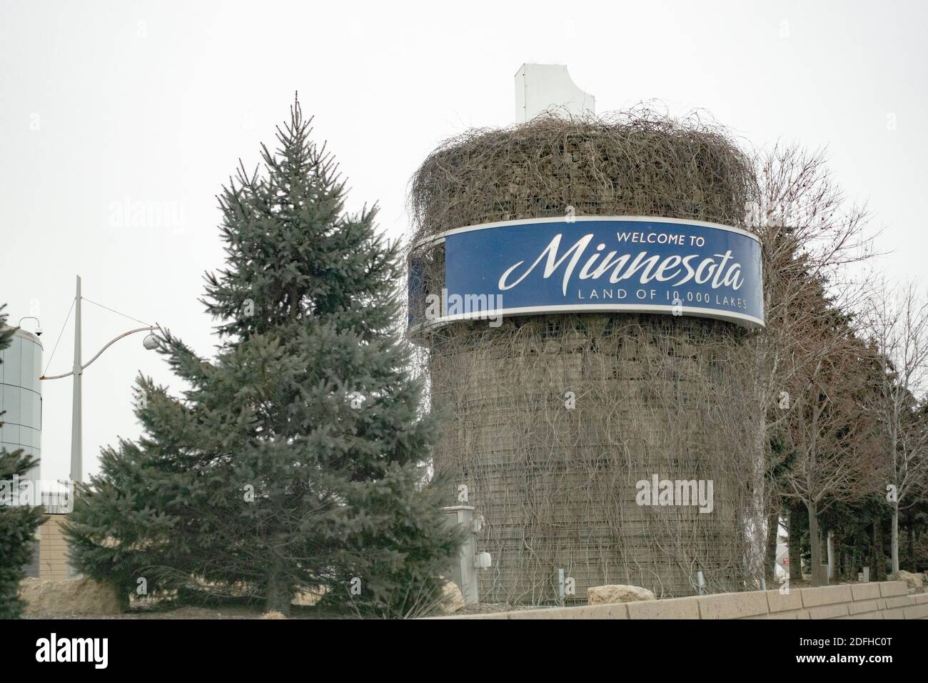 Benvenuto al cartello del Minnesota sulla torre coperta di viti all'ingresso dell'aeroporto internazionale di Minneapolis-Saint Paul. Minneapolis, Minnesota, Stati Uniti Foto Stock