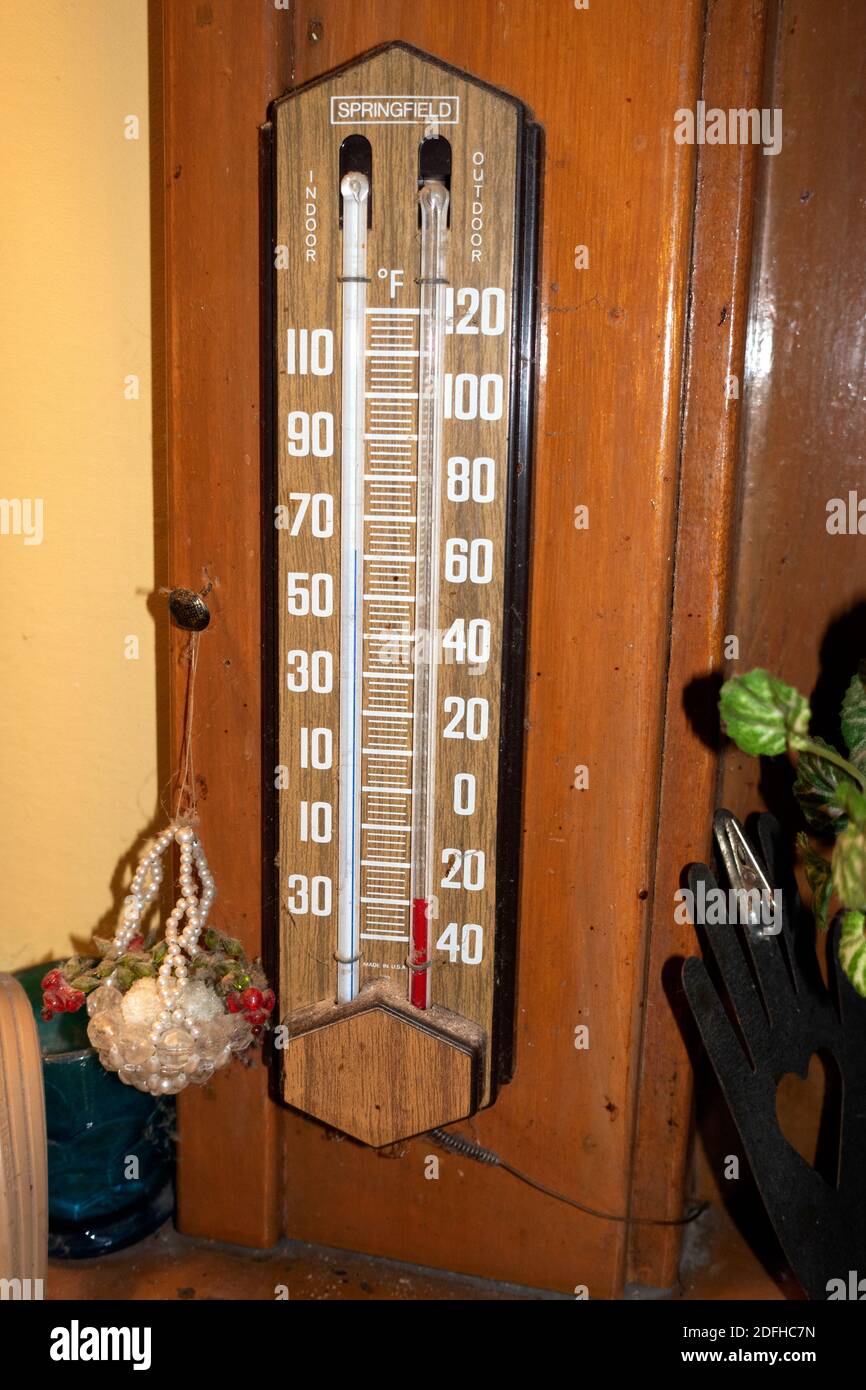 Termometro Fahrenheit per interni - esterni con registrazione a 28 gradi al di sotto dello zero all'esterno e a 61 gradi all'interno. St Paul Minnesota, Minnesota, Stati Uniti Foto Stock