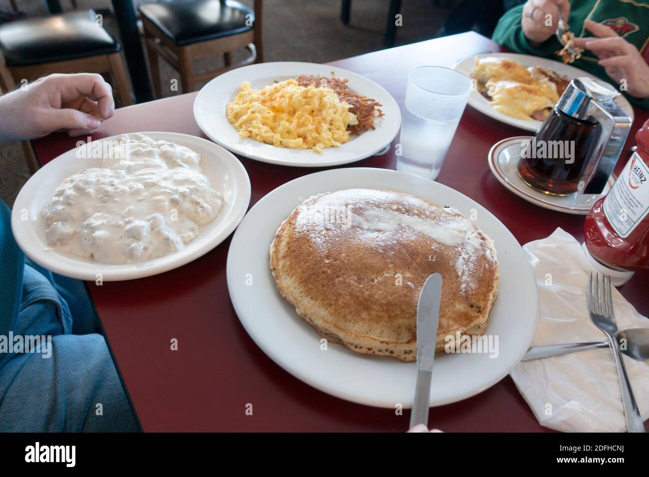 Colazione presso il Twin Gable Cafe Grits, pancake, uova strapazzate, crocchette di patate e uova Benedict. Brule Wisconsin, STATI Uniti Foto Stock