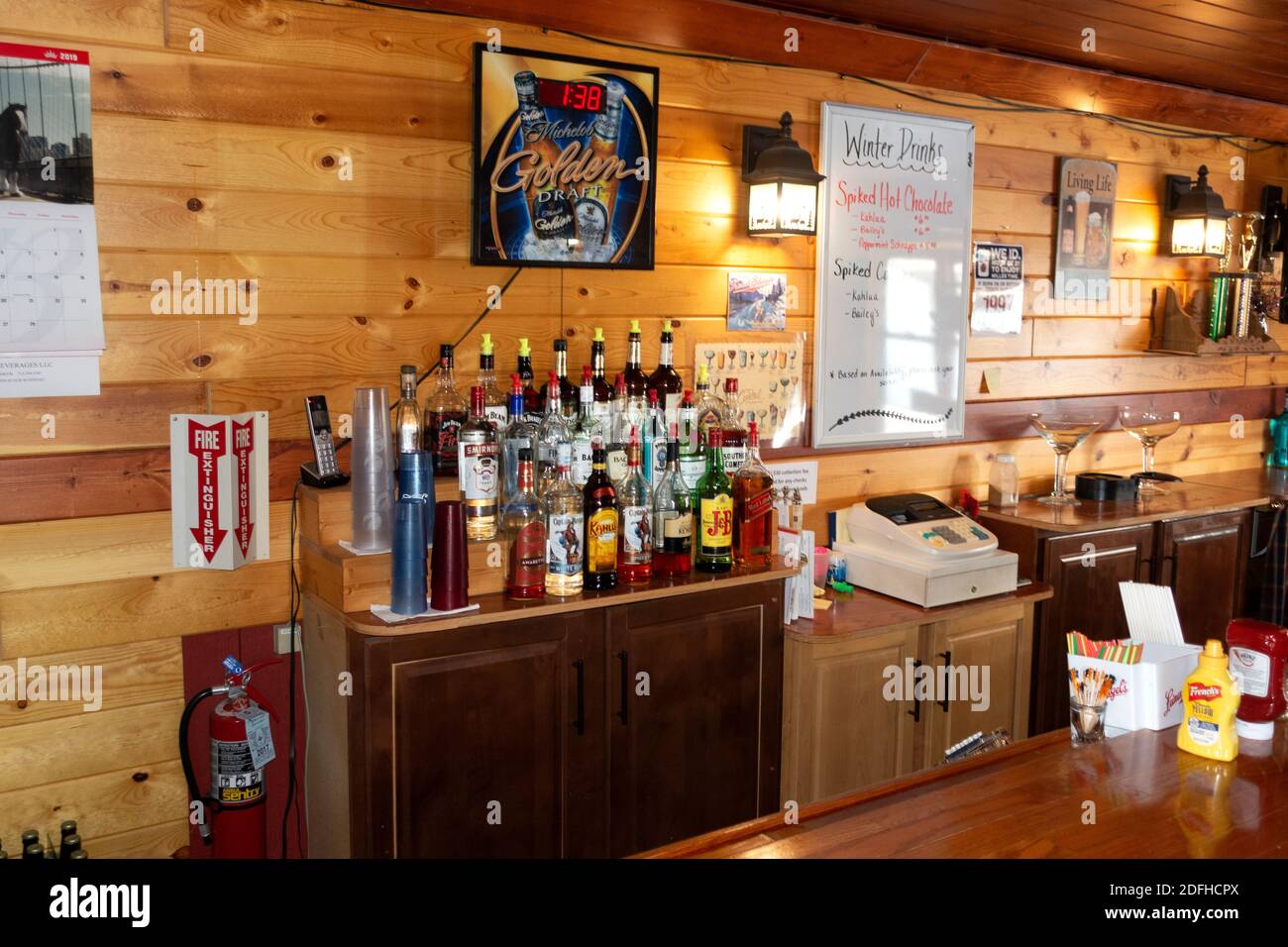 La confortevole area lounge bar del Twin Gable Cafe. Brule Wisconsin, STATI Uniti Foto Stock