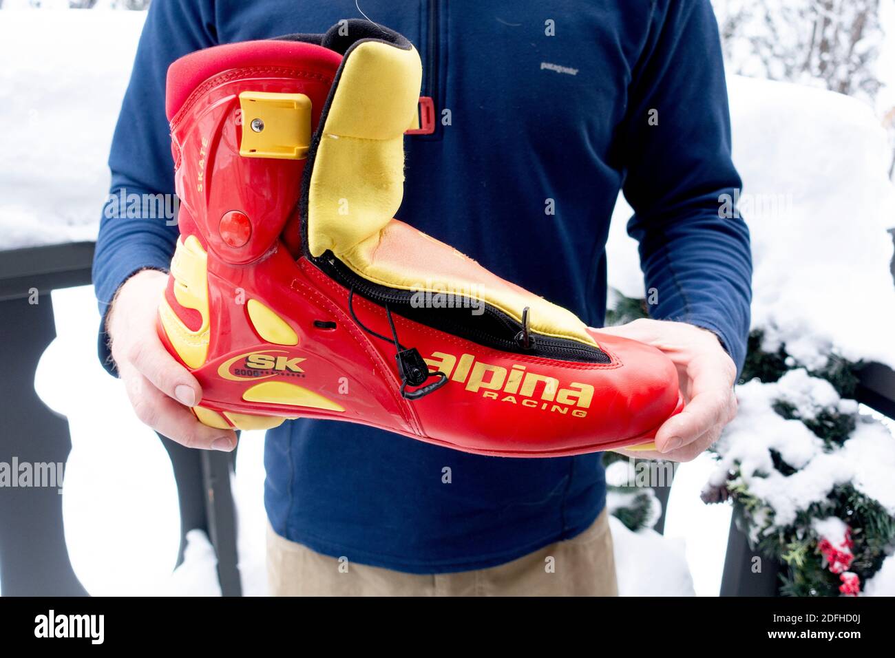 Sciatore avido che tiene in mano uno scarpone da fondo alpina di fascia alta. Ironwood Michigan, MICHIGAN, Stati Uniti Foto Stock