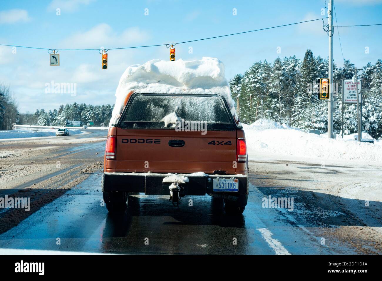 Un Dodge 4x4 con un piede o due di neve sul tetto del veicolo. Ironwood Michigan, MICHIGAN, Stati Uniti Foto Stock