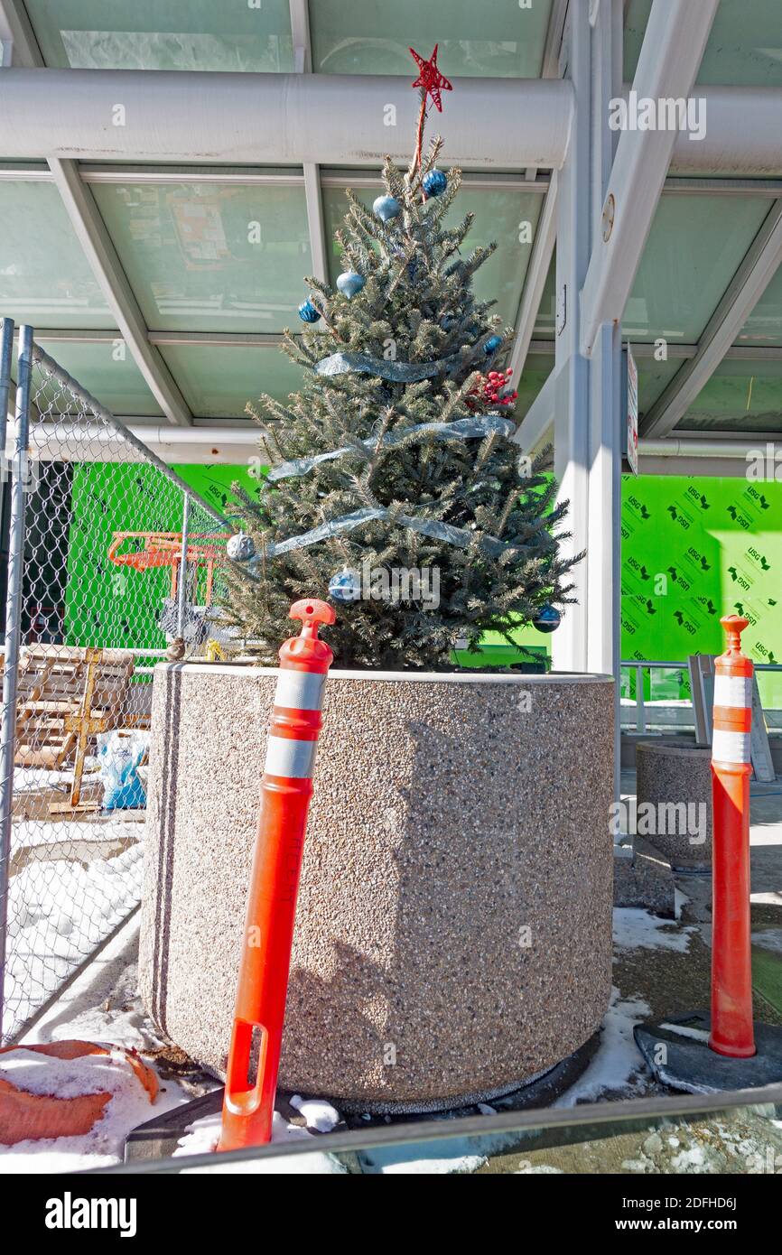 Un albero di Natale decorato in modo fantasioso nell'area di costruzione dell'Aeroporto Internazionale St Paul di Minneapolis. Minneapolis, Minnesota, Stati Uniti Foto Stock