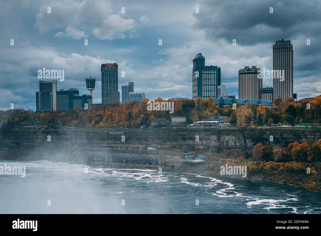 Vista degli edifici delle Cascate del Niagara, Ontario, da New York Foto Stock