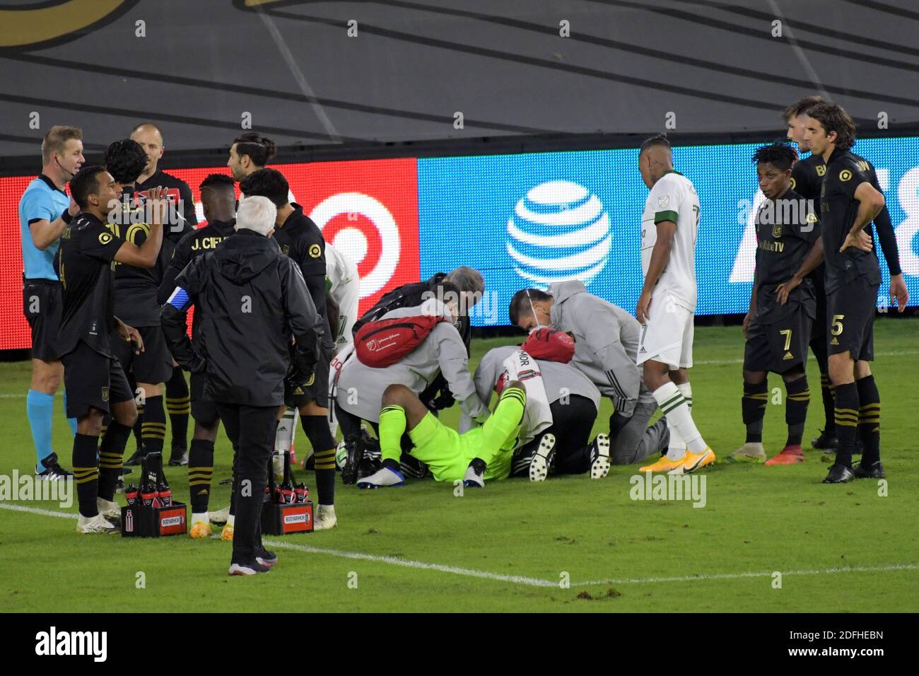 Il portiere LAFC Kenneth Vermeer (1) viene esaminato dal personale medico Dopo aver sofferto un colpo alla testa durante un MLS Partita di calcio contro la Portland Timbe Foto Stock