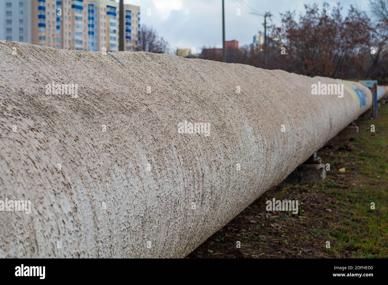 Tubo esterno di una rete di riscaldamento in un'area industriale Foto Stock