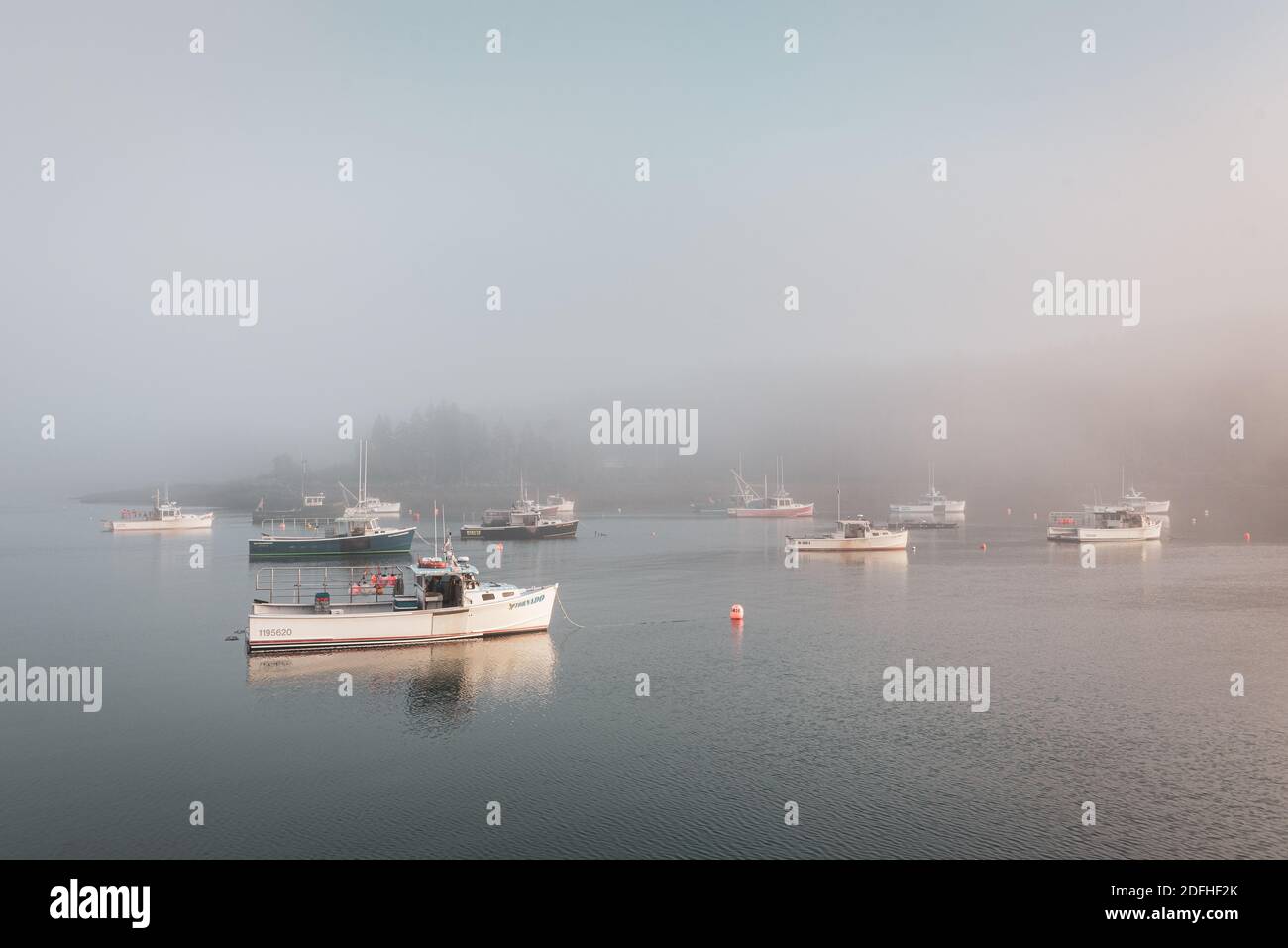 Barche nel fiume piccolo, nel porto di Cutler, Maine Foto Stock