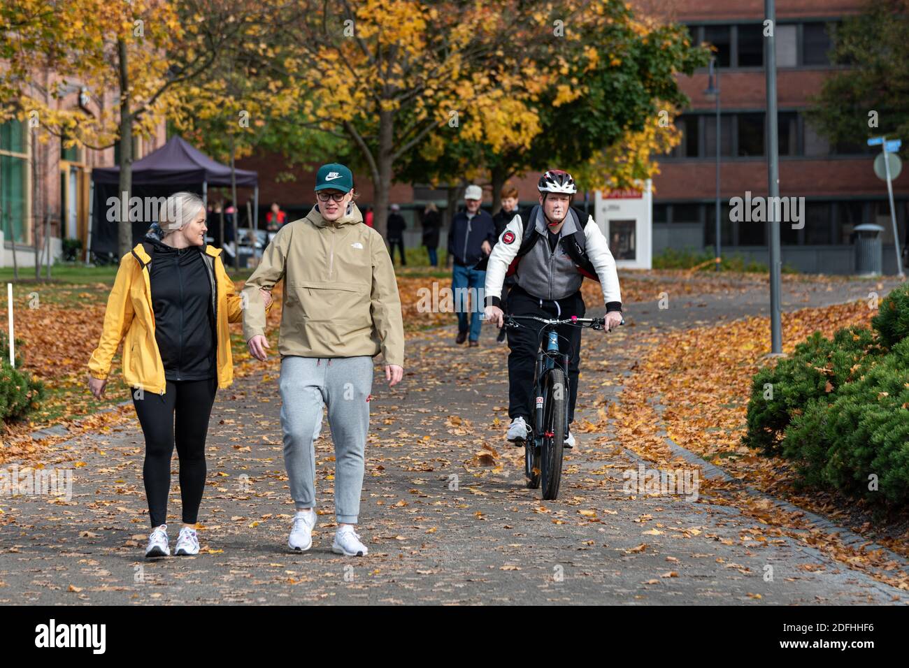 La gente passeggiando e andando in bicicletta nella zona di Tampella a Tampere, Finlandia Foto Stock