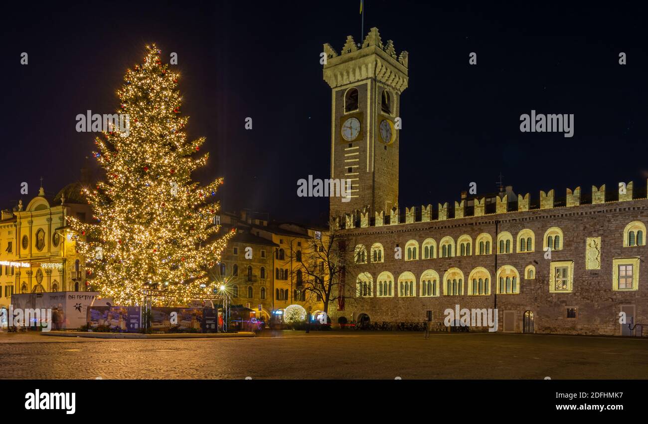 Natale a Trento con le luci e le decorazioni natalizie. Cattedrale di San Vigilio nella piazza principale del centro storico. Trento, Trentino Alto Adige,Italia Foto Stock