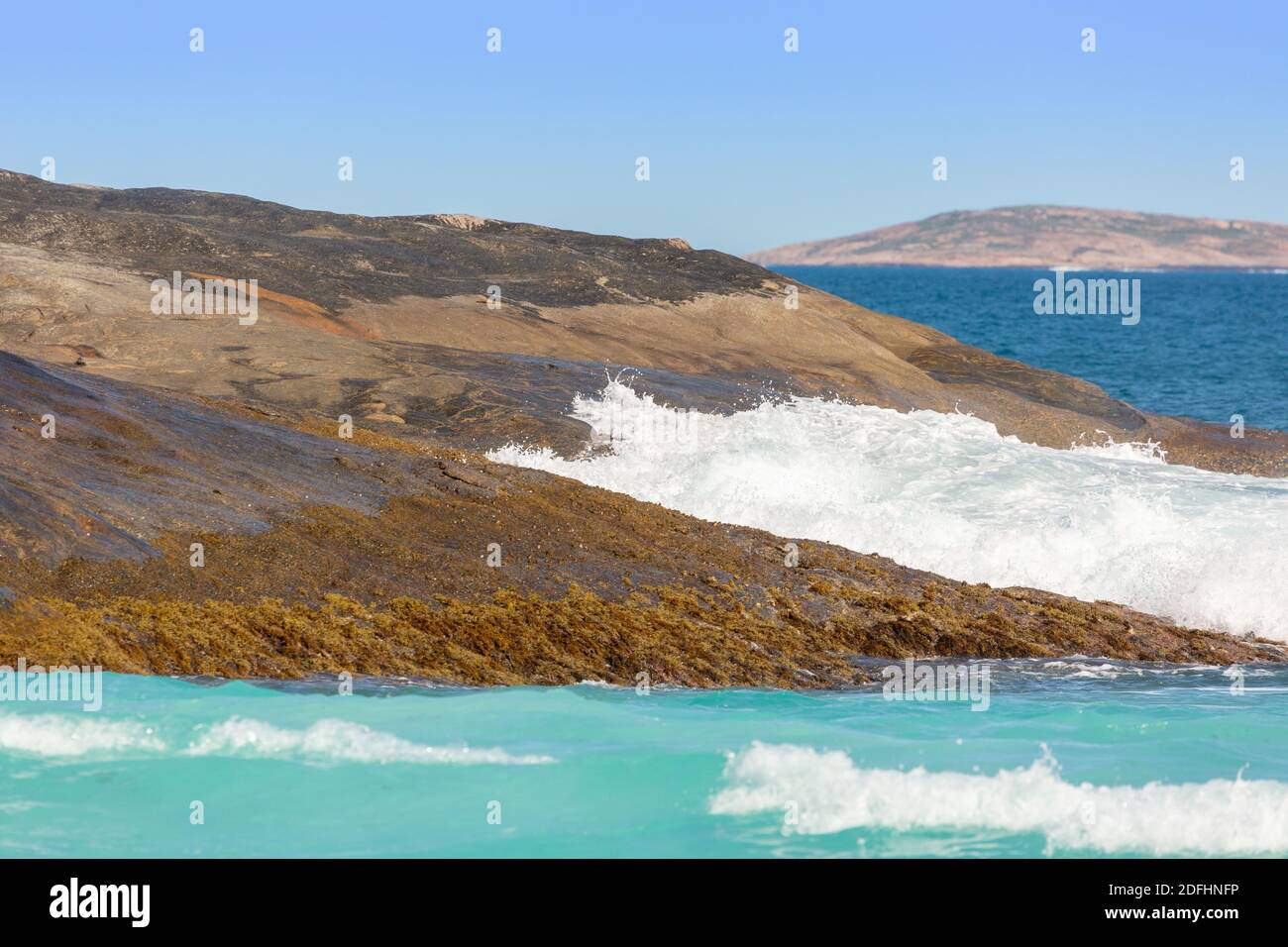 Onde in arrivo sulla riva della Hellfire Bay in Il Capo le Grand Nationalpark vicino a Esperane in Occidente Australia Foto Stock