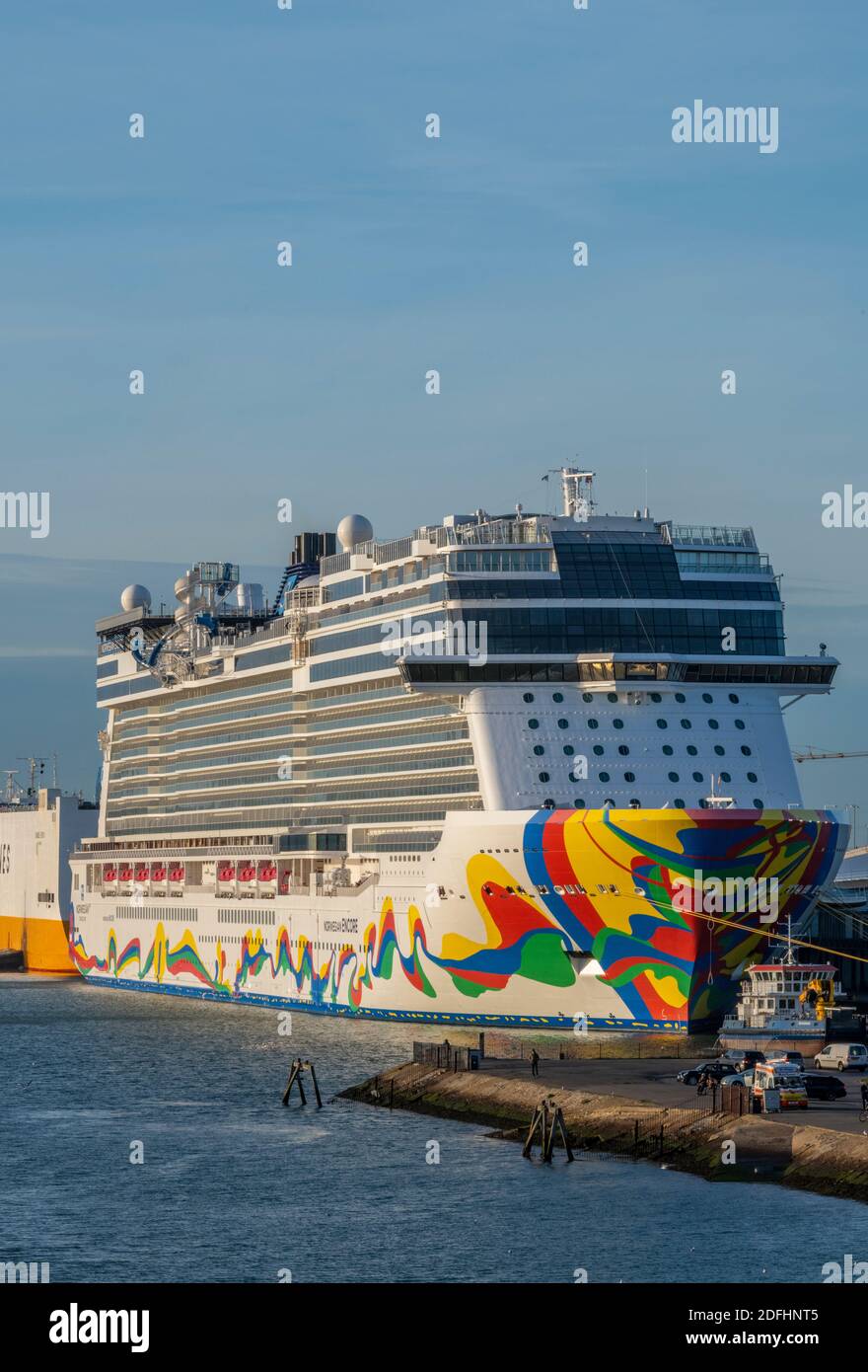 il carnevale norvegese nave da crociera norwegian nave encore a un ormeggio nel porto di southampton molo. Foto Stock