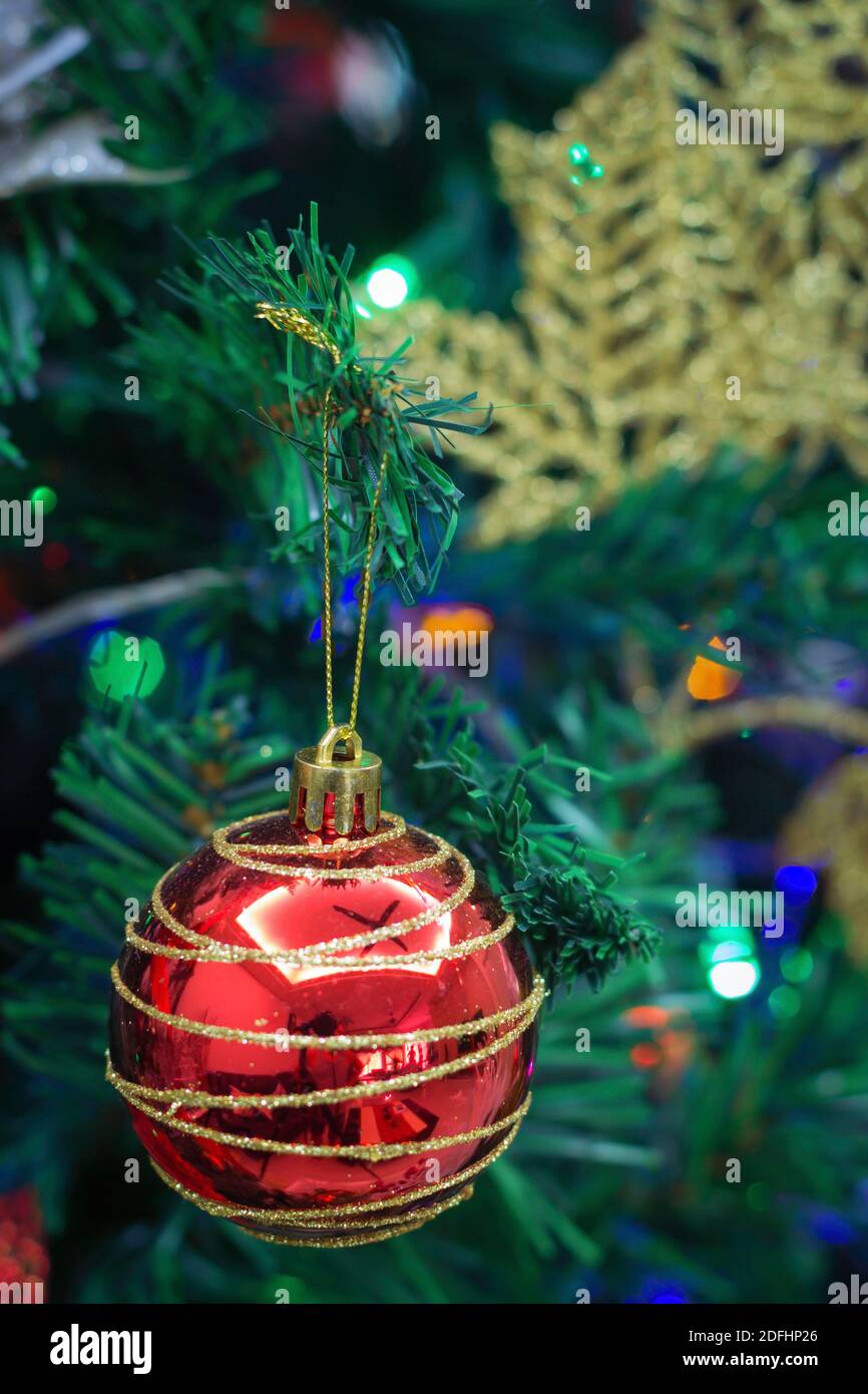 Ornamenti di Natale sul nostro albero di Natale. Foto Stock