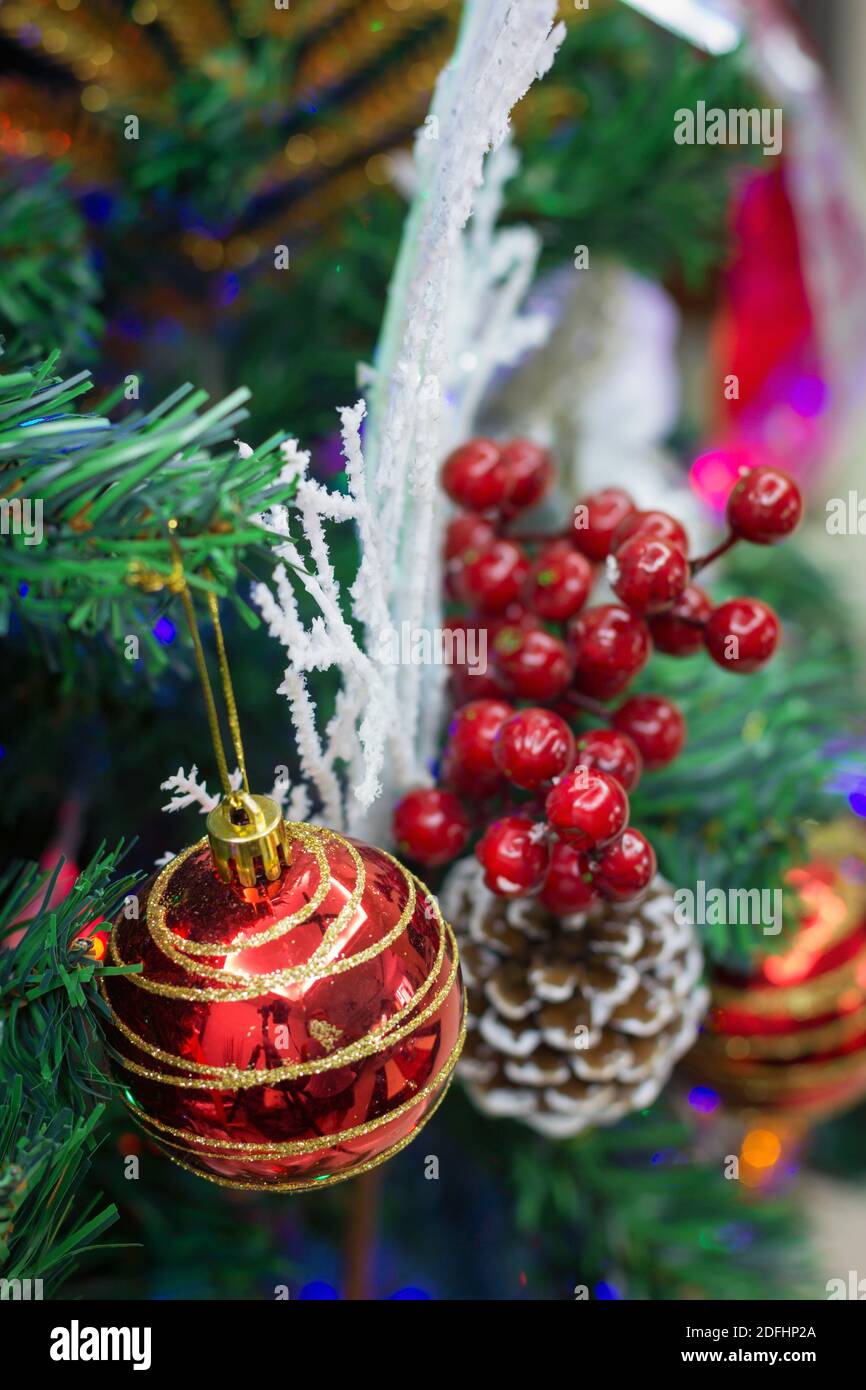 Ornamenti di Natale sul nostro albero di Natale. Foto Stock