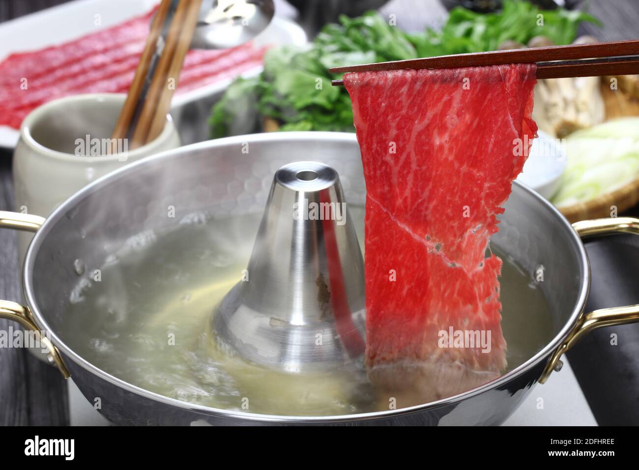 lo shabu di manzo shabu è un piatto giapponese caldo di carne di manzo tagliata a fette sottili bollita in zuppa e servita con salsa da immersione. Foto Stock