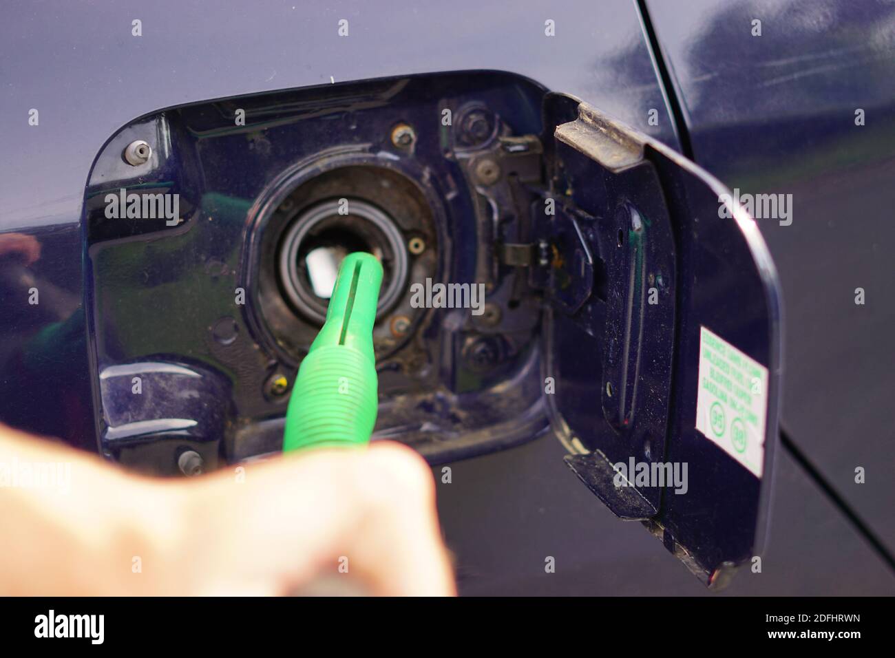 rifornimento di gas con un filtro carburante Foto Stock