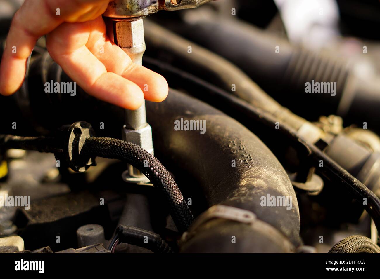 il riparatore sta fissando il motore della vettura Foto Stock