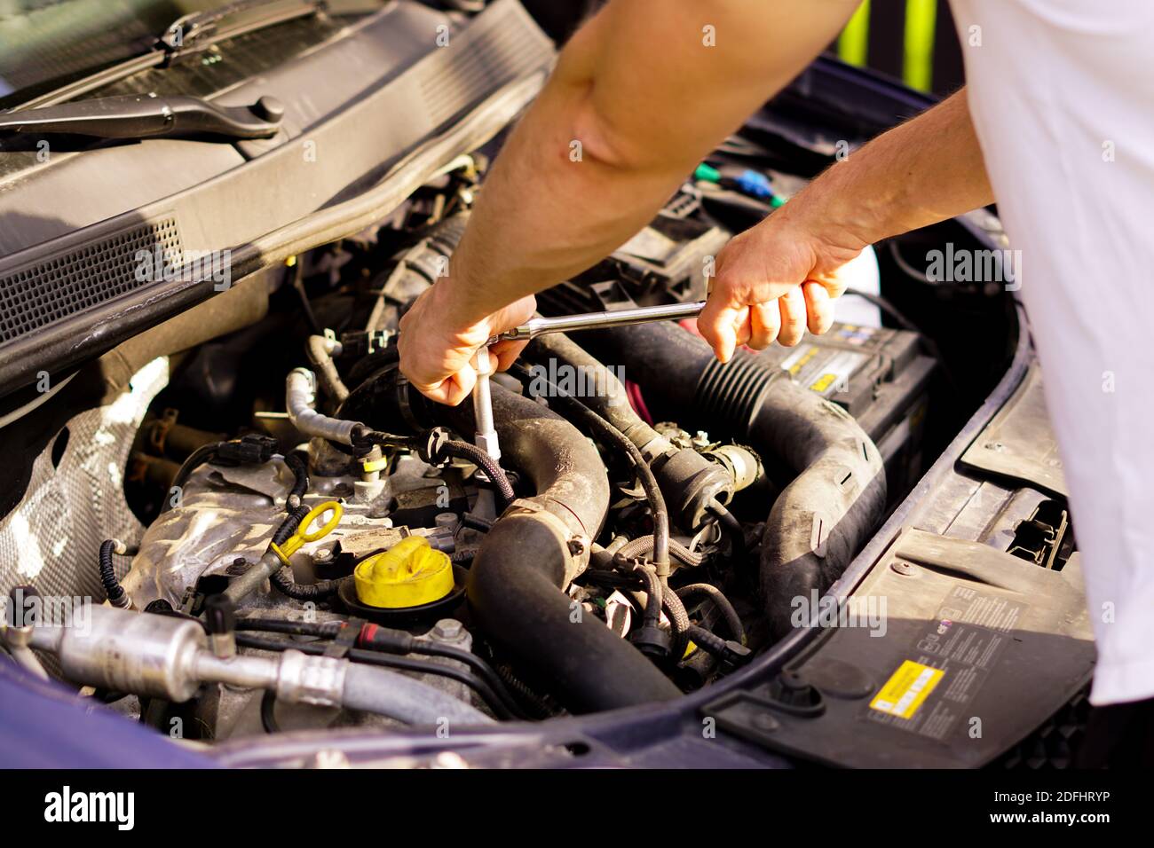 il riparatore sta controllando il motore della vettura Foto Stock