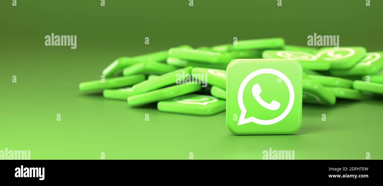 Logo del sito di messaggistica e app whatsapp (parte di facebook) su un heap. Una piastrella in posizione verticale davanti. Formato banner Web con spazio di copia - Selec Foto Stock