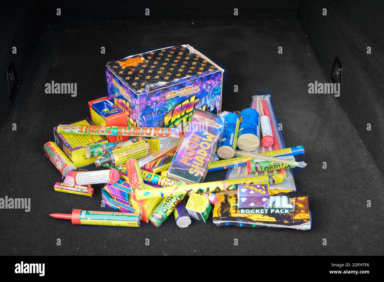 Fuochi d'artificio nel bagagliaio dell'auto Foto Stock