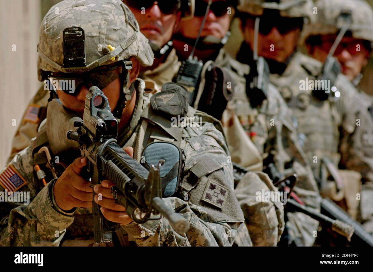 BAGHDAD, IRAQ - 04 luglio 2006 - Esercito USA Sgt Ricardo Maldonado e compagni di soldati della Delta Company, 3° Battaglione, 67° Reggimento Armour, 506° regime Foto Stock