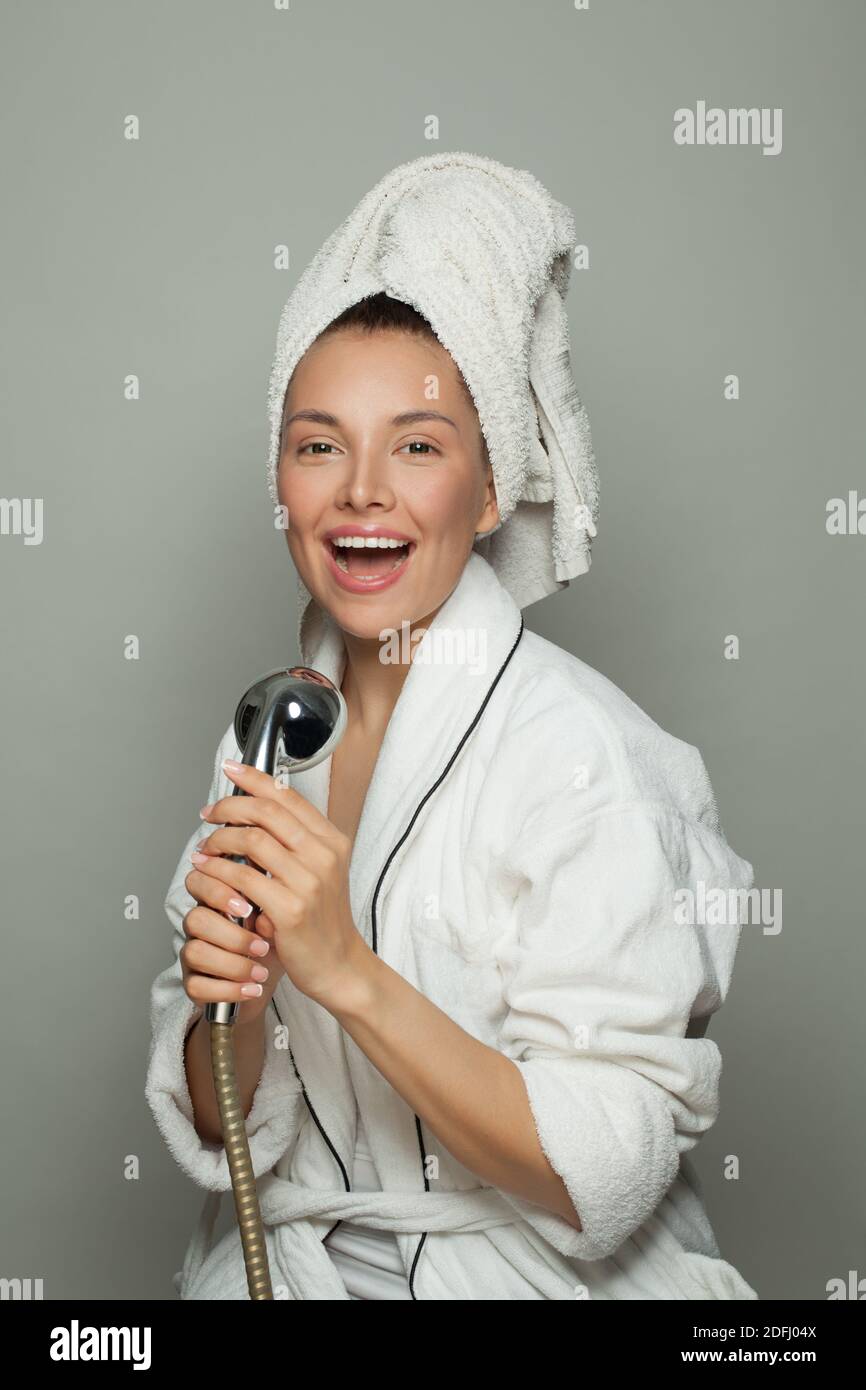 Attraente donna spa che prende una doccia e canta Foto Stock