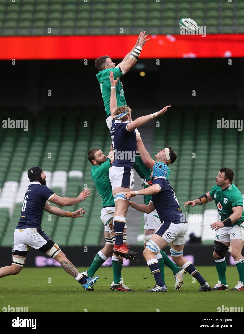 Peter o'Mahony (a sinistra) e Jonny Grey (Scozia) conteggiano una line-out durante la partita della Coppa delle nazioni d'autunno all'Aviva Stadium di Dublino. Foto Stock