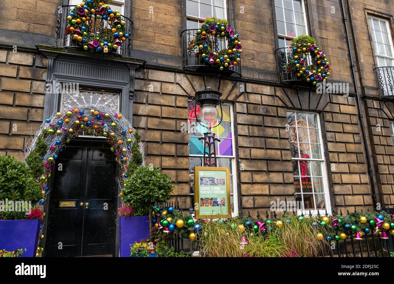 Edimburgo, Scozia, Regno Unito, 5 dicembre 2020. Decorazioni natalizie su un edificio georgiano presso la Scotch Malt Whisky Society su Queen Street a Edinburgh New Town Foto Stock