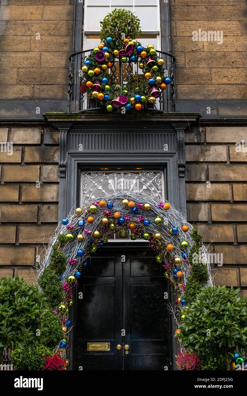 Edimburgo, Scozia, Regno Unito, 5 dicembre 2020. Decorazioni natalizie su un edificio georgiano presso la Scotch Malt Whisky Society su Queen Street a Edinburgh New Town Foto Stock