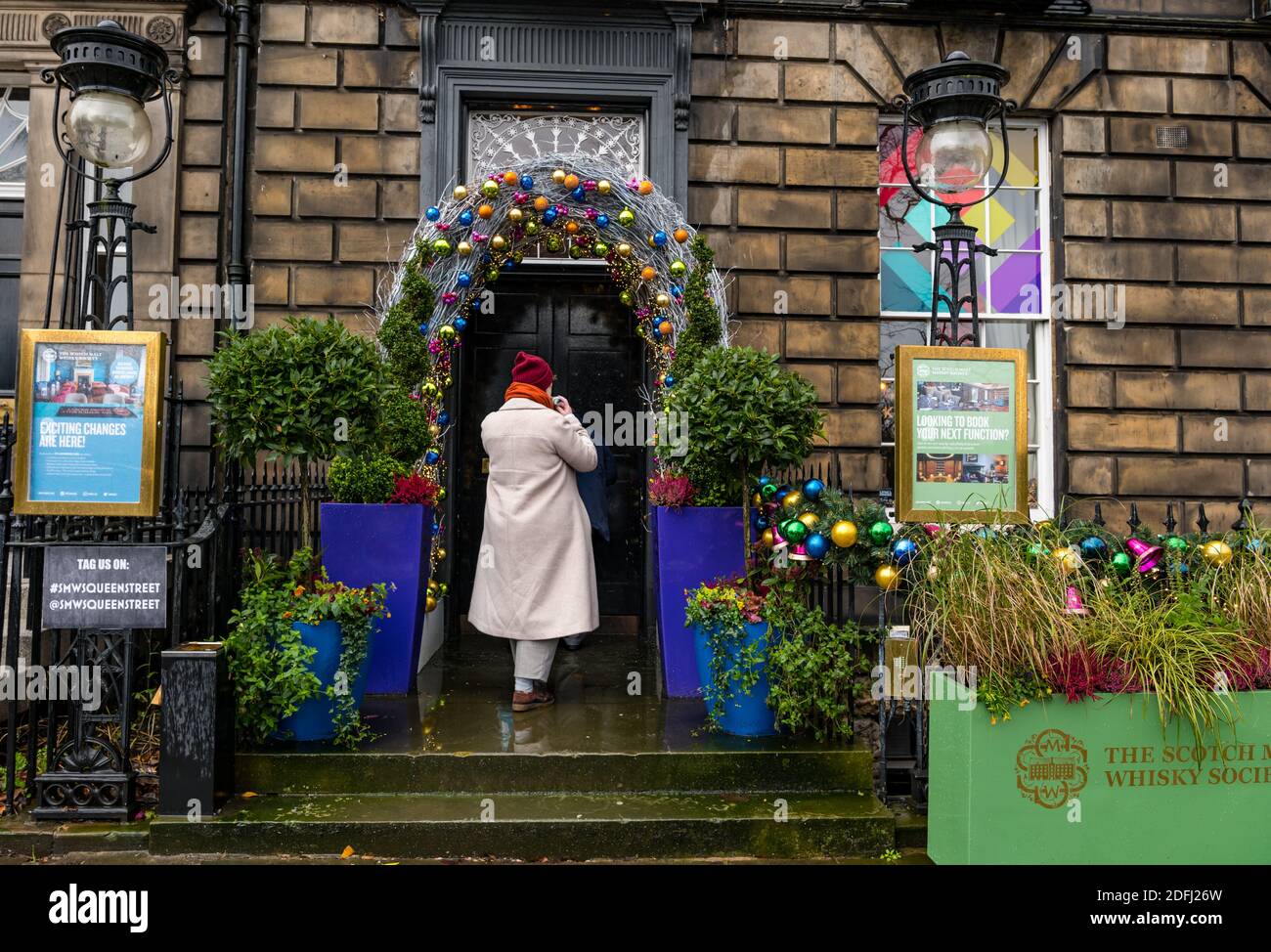 Edimburgo, Scozia, Regno Unito, 5 dicembre 2020. Decorazioni natalizie su un edificio georgiano presso la Scotch Malt Whisky Society su Queen Street a Edinburgh New Town Foto Stock