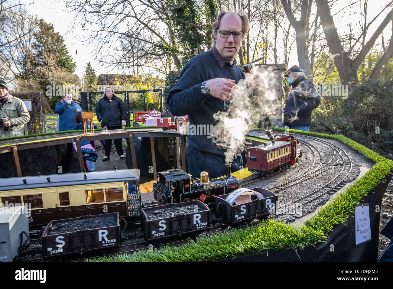 Sud-ovest di Londra, Regno Unito. 5 dicembre 2020. Gli appassionati di Model Railway si riuniscono per l'esperienza festosa del treno, Southwest London, UK il 05 dicembre 2020 le persone sono state in grado di uscire e godersi la vista dei locomotori ferroviari a vapore in un giorno luminoso e soleggiato degli inverni a Merton Park, Londra, Inghilterra, UK Credit: Clickpics/Alamy Live News Foto Stock