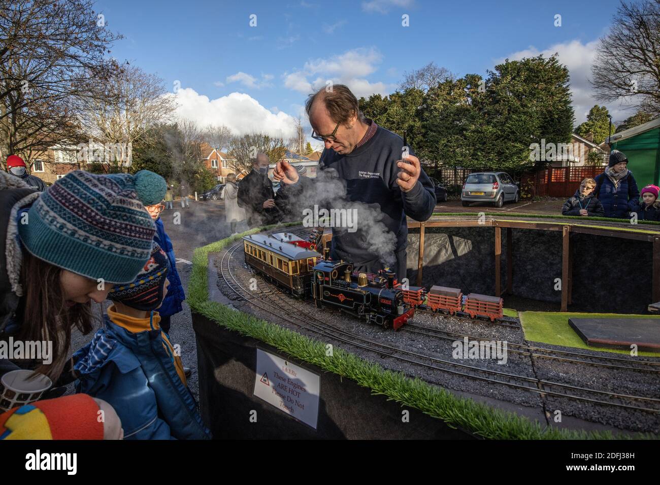 Sud-ovest di Londra, Regno Unito. 5 dicembre 2020. Gli appassionati di Model Railway si riuniscono per l'esperienza festosa del treno, Southwest London, UK il 05 dicembre 2020 le persone sono state in grado di uscire e godersi la vista dei locomotori ferroviari a vapore in un giorno luminoso e soleggiato degli inverni a Merton Park, Londra, Inghilterra, UK Credit: Clickpics/Alamy Live News Foto Stock