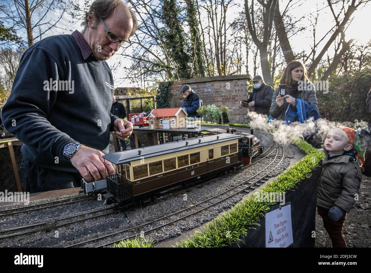 Sud-ovest di Londra, Regno Unito. 5 dicembre 2020. Gli appassionati di Model Railway si riuniscono per l'esperienza festosa del treno, Southwest London, UK il 05 dicembre 2020 le persone sono state in grado di uscire e godersi la vista dei locomotori ferroviari a vapore in un giorno luminoso e soleggiato degli inverni a Merton Park, Londra, Inghilterra, UK Credit: Clickpics/Alamy Live News Foto Stock
