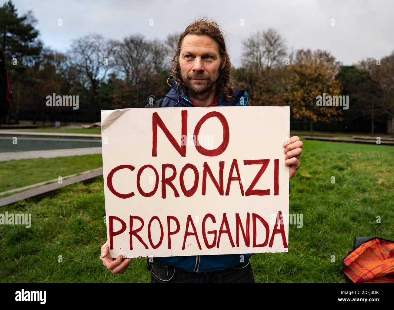 Edimburgo, Scozia, Regno Unito. 5 dicembre 2020. Protesta di un gruppo anti-blocco che oggi si chiama salvare la Scozia fuori dal Parlamento scozzese a Holyrood. Iain Masterton/Alamy Live News Foto Stock