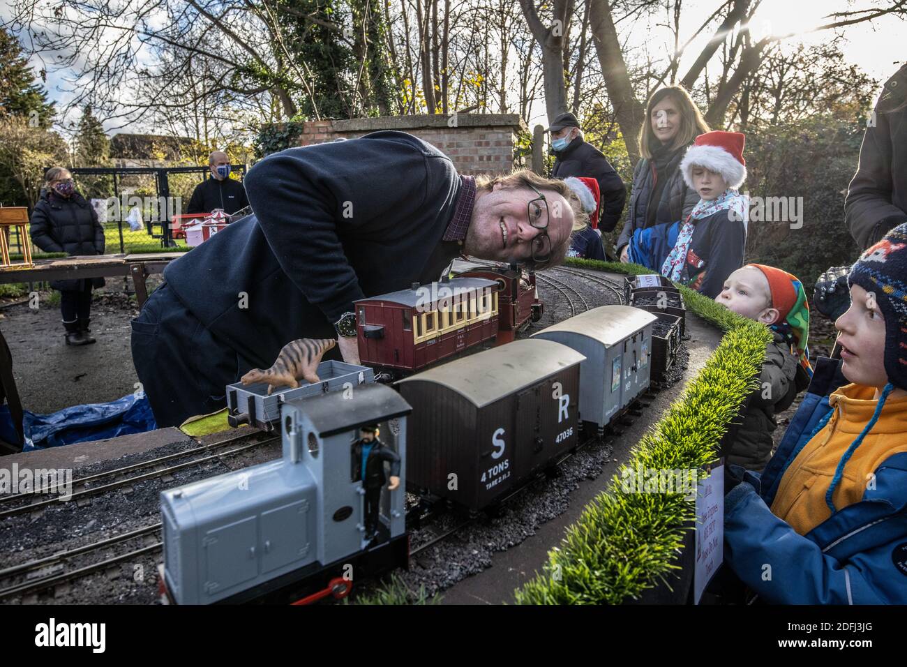 Sud-ovest di Londra, Regno Unito. 5 dicembre 2020. Gli appassionati di Model Railway si riuniscono per l'esperienza festosa del treno, Southwest London, UK il 05 dicembre 2020 le persone sono state in grado di uscire e godersi la vista dei locomotori ferroviari a vapore in un giorno luminoso e soleggiato degli inverni a Merton Park, Londra, Inghilterra, UK Credit: Clickpics/Alamy Live News Foto Stock
