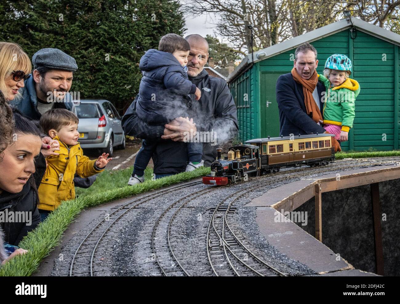 Sud-ovest di Londra, Regno Unito. 5 dicembre 2020. Gli appassionati di Model Railway si riuniscono per l'esperienza festosa del treno, Southwest London, UK il 05 dicembre 2020 le persone sono state in grado di uscire e godersi la vista dei locomotori ferroviari a vapore in un giorno luminoso e soleggiato degli inverni a Merton Park, Londra, Inghilterra, UK Credit: Clickpics/Alamy Live News Foto Stock