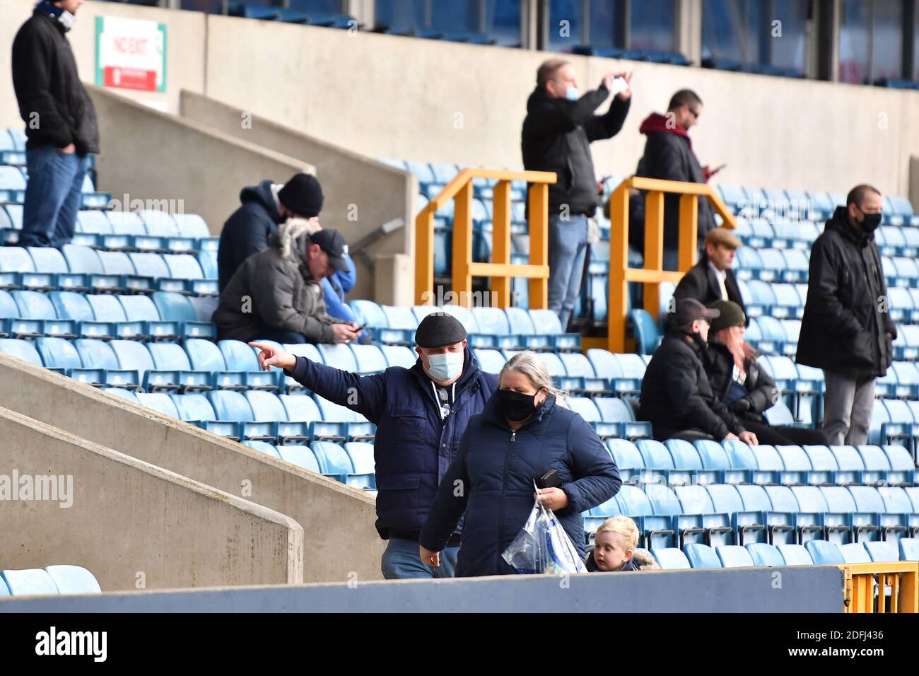 LONDRA, INGHILTERRA. 5 DICEMBRE i tifosi ritornano allo stadio per la prima volta da marzo prima della partita del campionato Sky Bet tra Millwall e Derby County al Den, Londra, sabato 5 dicembre 2020. (Credit: Ivan Yordanov | MI News) Foto Stock