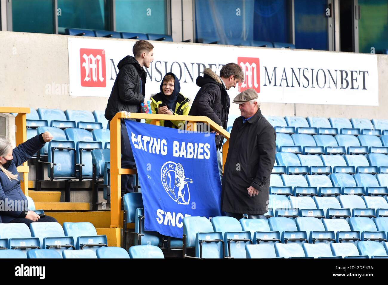 LONDRA, INGHILTERRA. 5 DICEMBRE i tifosi ritornano allo stadio per la prima volta da marzo prima della partita del campionato Sky Bet tra Millwall e Derby County al Den, Londra, sabato 5 dicembre 2020. (Credit: Ivan Yordanov | MI News) Foto Stock