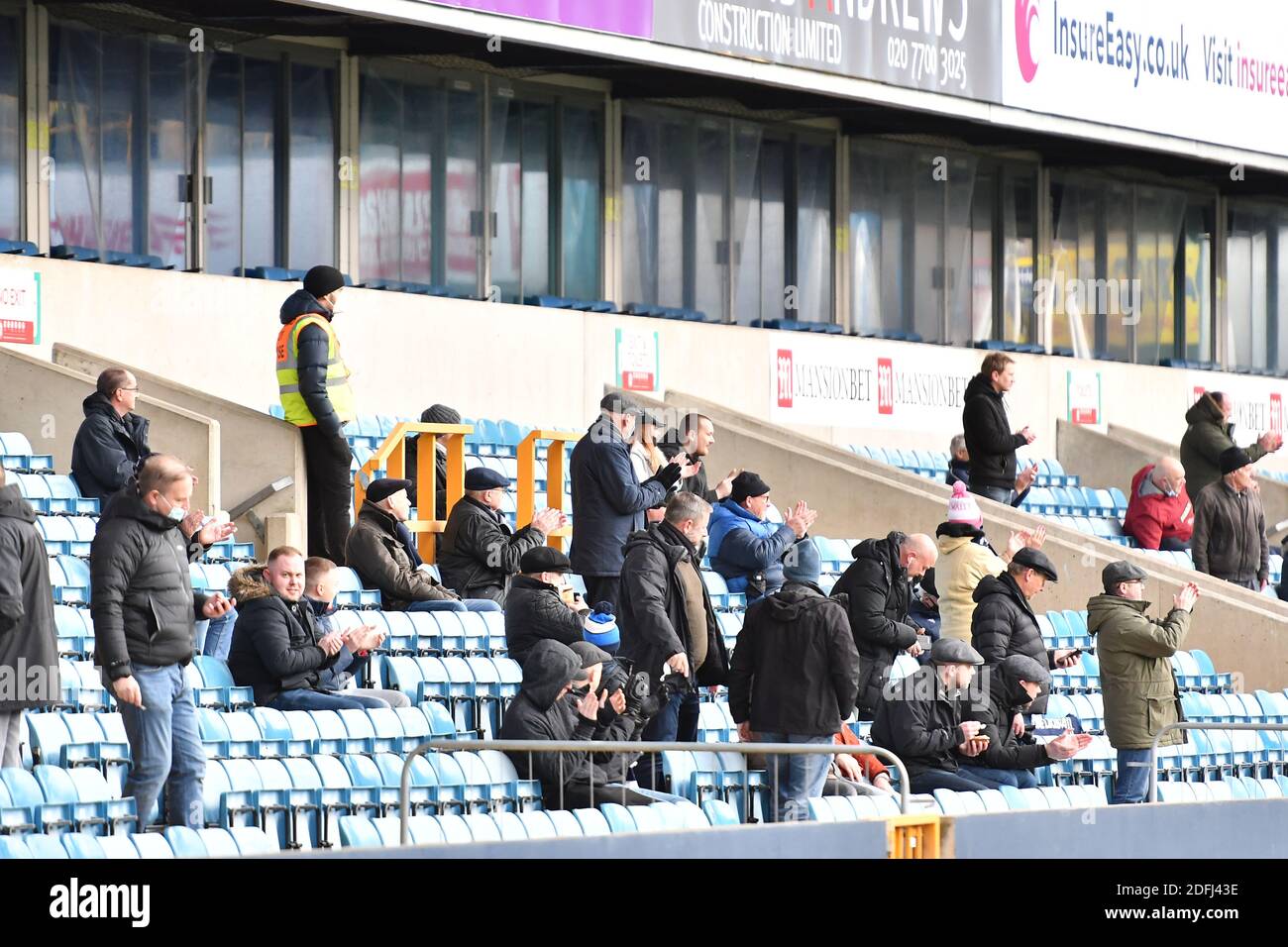 LONDRA, INGHILTERRA. 5 DICEMBRE i tifosi ritornano allo stadio per la prima volta da marzo prima della partita del campionato Sky Bet tra Millwall e Derby County al Den, Londra, sabato 5 dicembre 2020. (Credit: Ivan Yordanov | MI News) Foto Stock