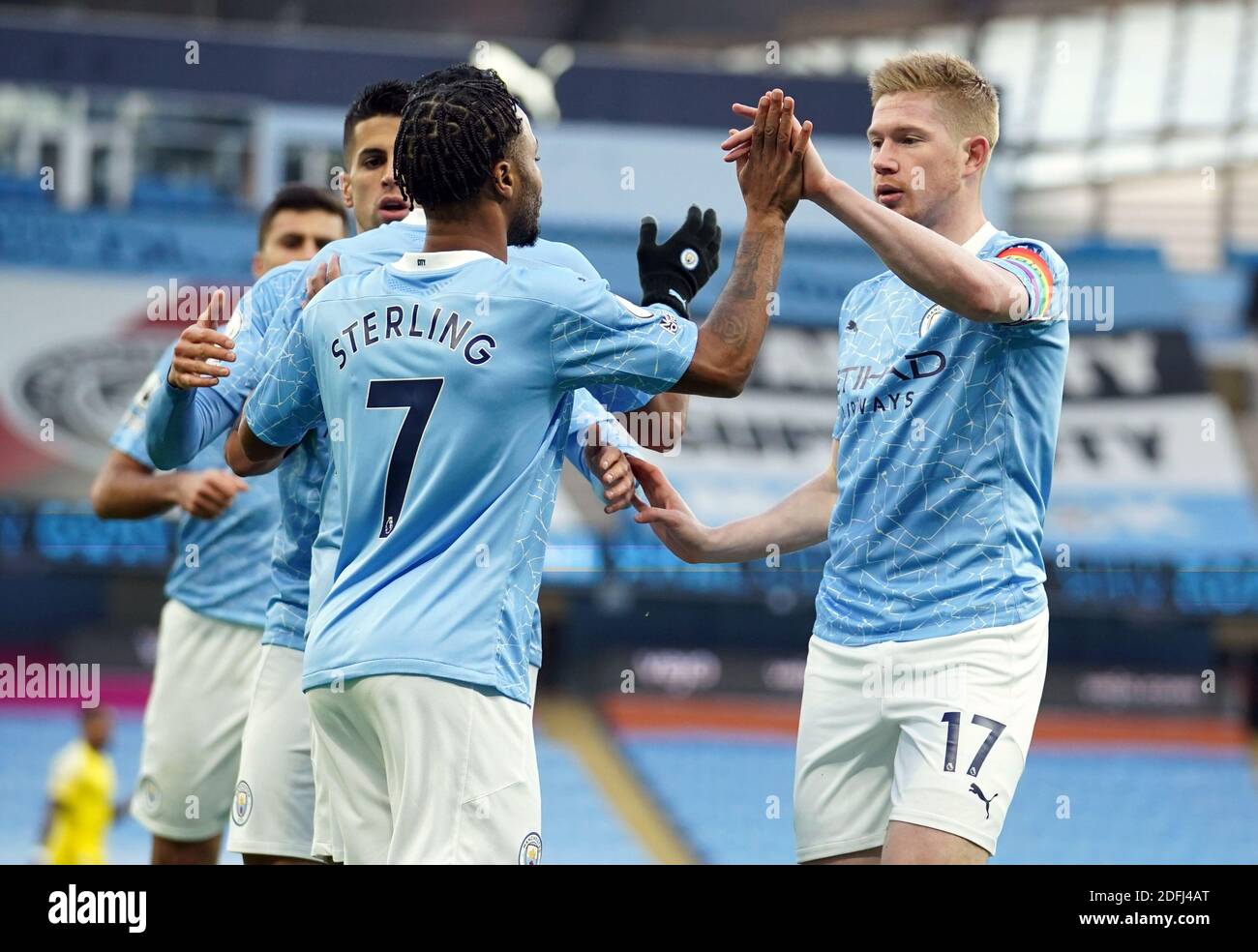 Il Raheem Sterling di Manchester City (a sinistra) celebra il gol di apertura durante la partita della Premier League all'Etihad Stadium di Manchester. Foto Stock