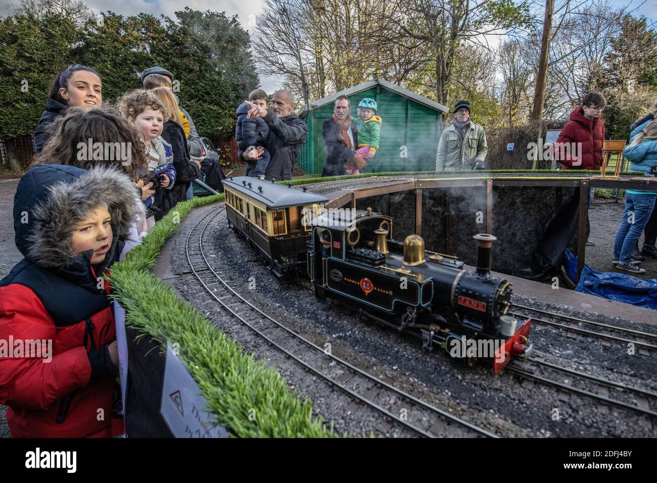 Sud-ovest di Londra, Regno Unito. 5 dicembre 2020. Gli appassionati di Model Railway si riuniscono per l'esperienza festosa del treno, Southwest London, UK il 05 dicembre 2020 le persone sono state in grado di uscire e godersi la vista dei locomotori ferroviari a vapore in un giorno luminoso e soleggiato degli inverni a Merton Park, Londra, Inghilterra, UK Credit: Clickpics/Alamy Live News Foto Stock