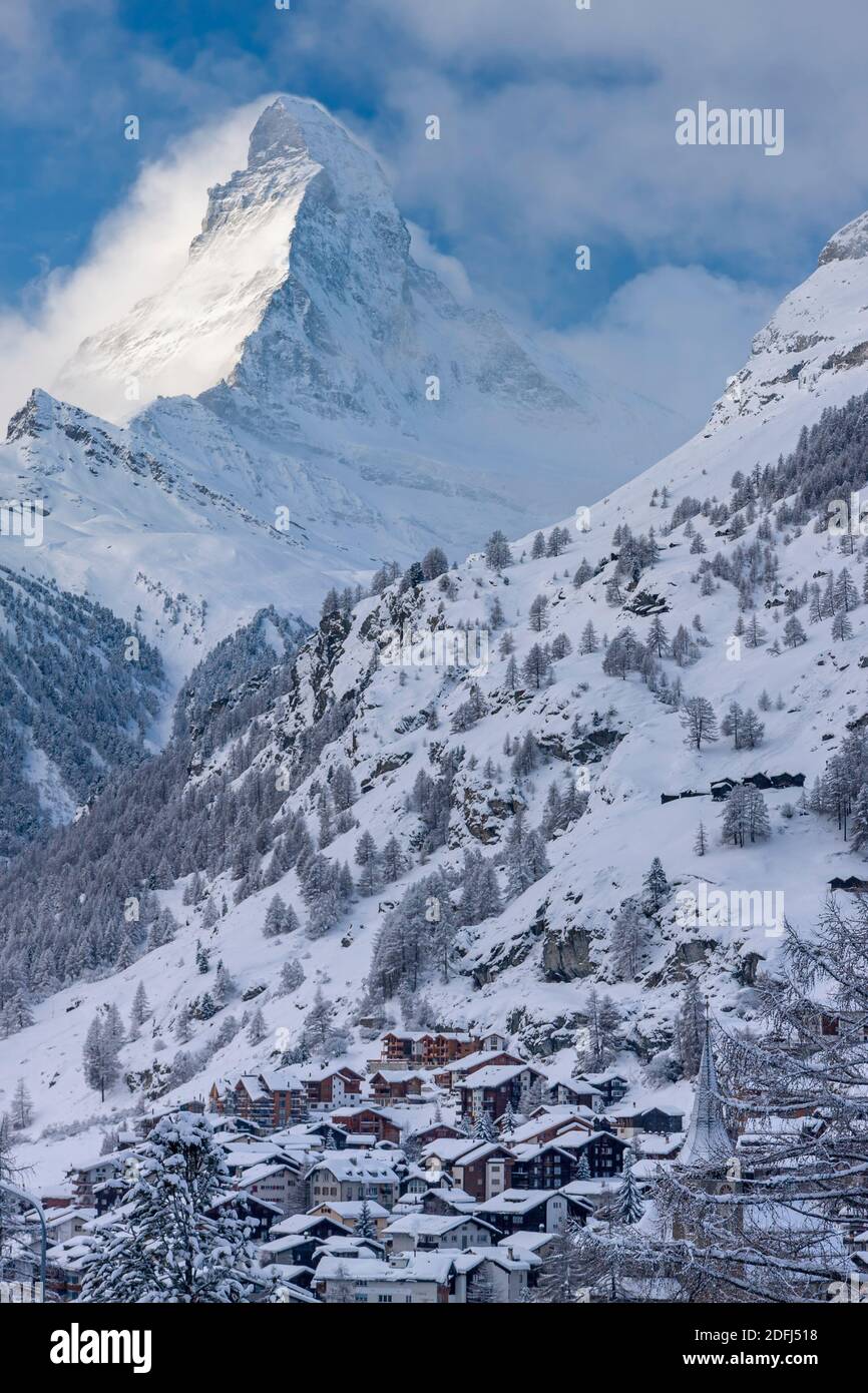 Il Cervino si trova sulla città montana di Zermatt, Vallese, Svizzera Foto Stock