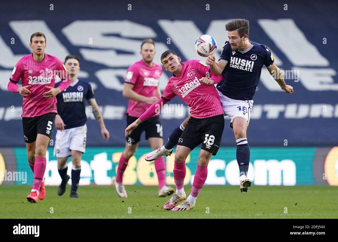 Ryan Leonard di Millwall (a destra) e Jason Knight di Derby County combattono per la palla durante la partita del campionato Sky Bet al Den, Londra. Foto Stock