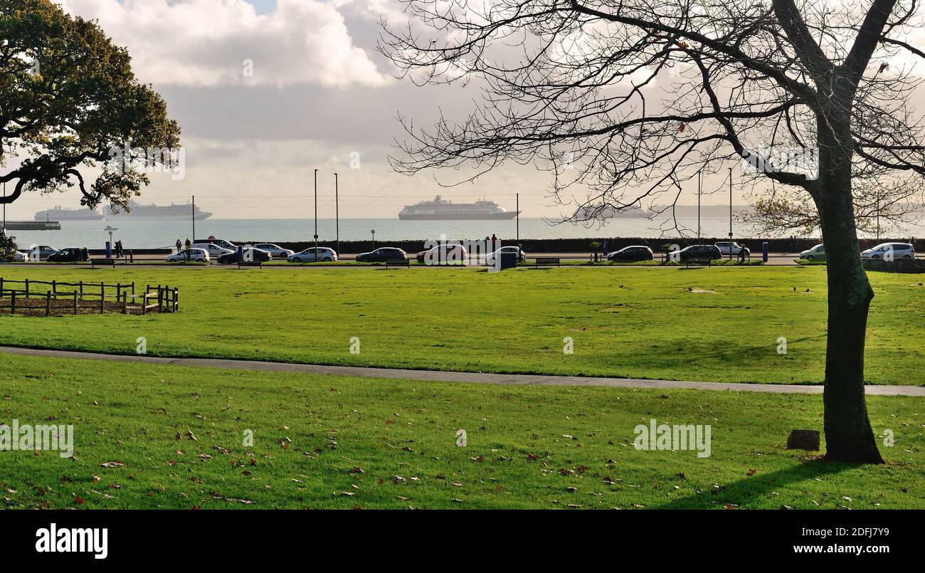 Le navi da crociera ancorate a Tor Bay durante la pandemia del coronavirus, mostrano diverse modalità di trasporto lungo il lungomare di Torquay. Foto Stock