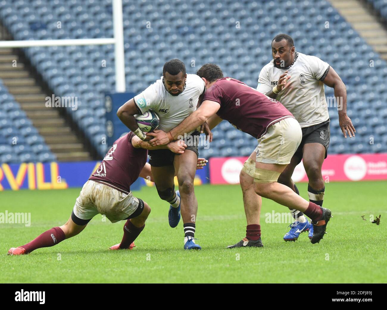 Murrayfield Stadium. Edimburgo.Scozia. Regno Unito 5 dicembre 20 Georgia vs Fiji Autumn Nations Cup settimo posto play-off Fiji Kini Murimurivalu affrontato dalla difesa georgiana Credit: eric mcowat/Alamy Live News Foto Stock