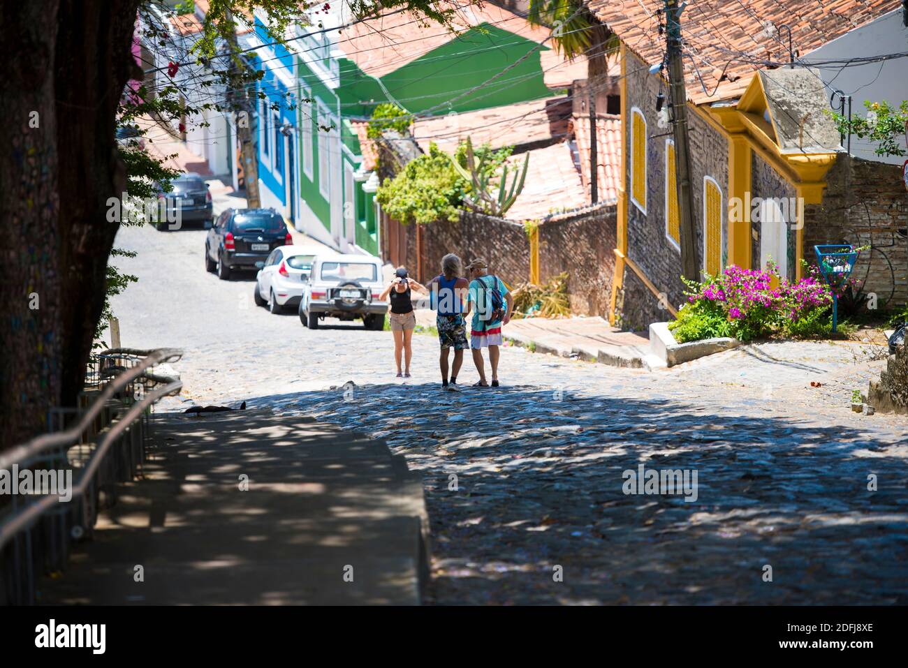 Olinda/Brazile: 08/02/2018: Le strade storiche di Olinda a Pernambuco, Brasile, con i suoi edifici colorati e tradizionali datati dal col portoghese Foto Stock