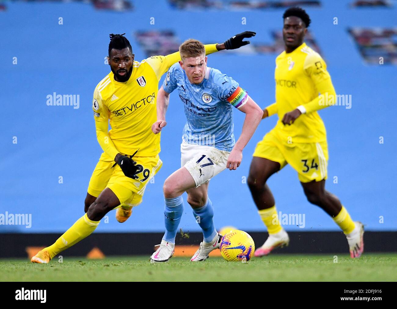 Kevin De Bruyne di Manchester City (centro) e Andre-Frank Zambo Anguissa di Fulham (sinistra) combattono per la palla durante la partita della Premier League allo stadio Etihad di Manchester. Foto Stock